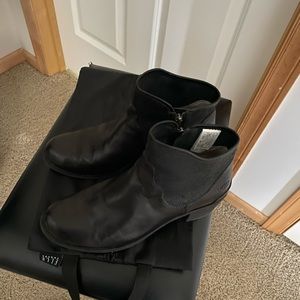 UGG Leather boot, size 8.5 (39.5 EUR)